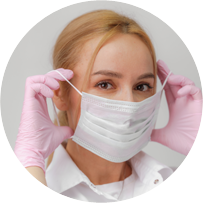 Eine Frau mit Maske und Handschuhe.