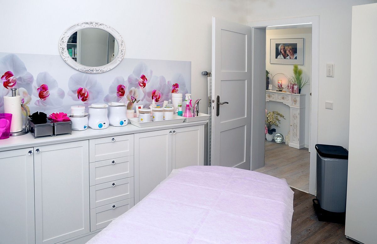 Ein Raum mit Produkten die auf einem Sideboard griffbereit stehen.